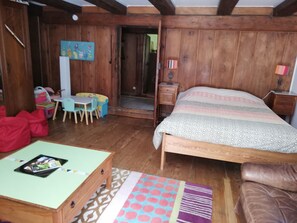 2 bedrooms, iron/ironing board, free WiFi