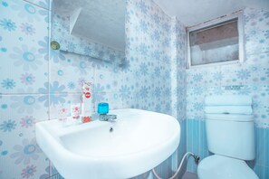 Bathroom - OYO 383 Env Residence (Jakarta)
