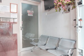 Lobby sitting area - OYO 383 Env Residence (Jakarta)