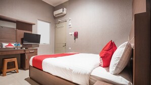 Standard Double Room, 1 Double Bed, Non Smoking | Desk, WiFi (free) - OYO 383 Env Residence (Jakarta)