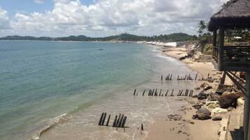 En la playa, camastros y toallas de playa