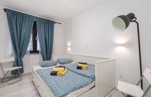 2 chambres, coffres-forts dans les chambres, lit parapluie
