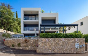 Exterior - Cozy apartment in Omisalj with house sea view (Omisalj)