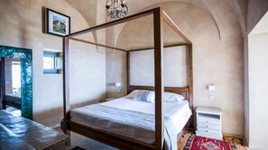 3 bedrooms, desk, iron/ironing board, WiFi