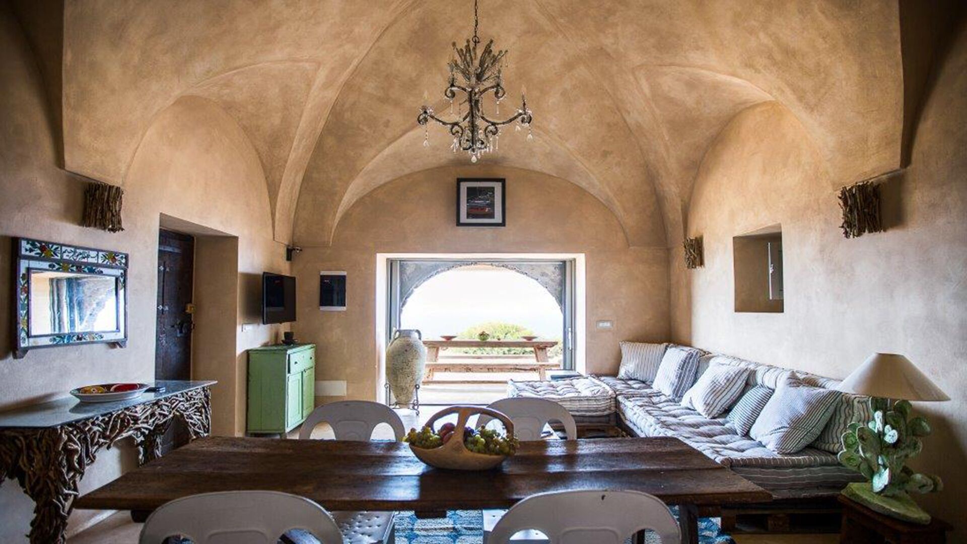 Una televisión, una chimenea, una oficina