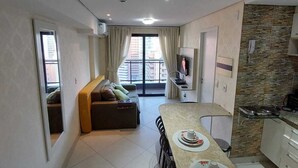 Un apartamento moderno con comedor, cocina y sala de estar.