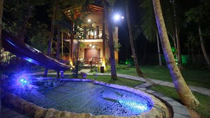 Ein Resort mit Pool, Palmen und einem mehrstöckigen Gebäude mit Außenbereich.