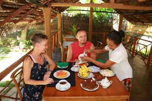 Outdoor dining - Enjoy your holiday just next to the beach  by experiencing local culture. (Galle)
