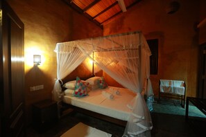 4 bedrooms, WiFi - Enjoy your holiday just next to the beach  by experiencing local culture. (Galle)