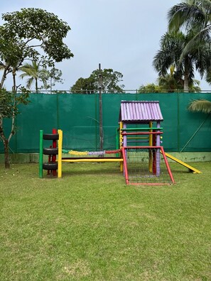 A playground with a climbing structure and tire swings. - House in gated community beachfront - sleeps 8 - weekends/seasonal rental (São Sebastião)