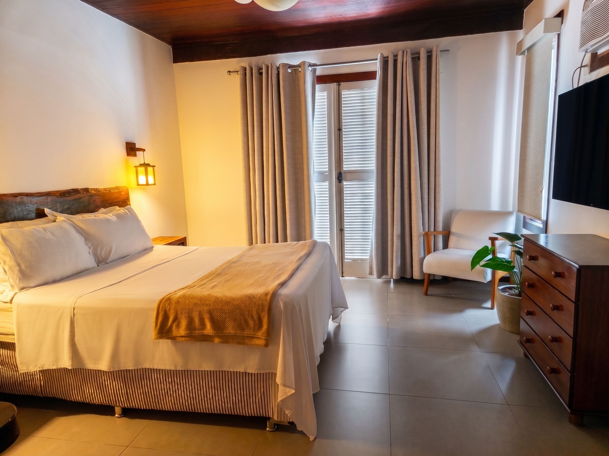 4 bedrooms, desk, iron/ironing board, WiFi (free)