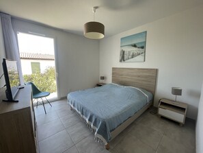 2 habitaciones, tabla de planchar con plancha y cuna de viaje 