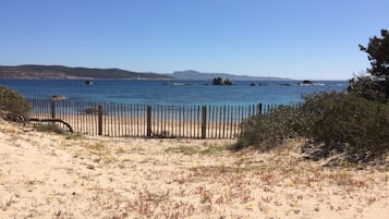 Ubicación cercana a la playa y tumbonas
