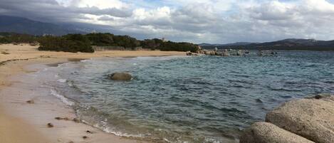 Nära stranden och solstolar