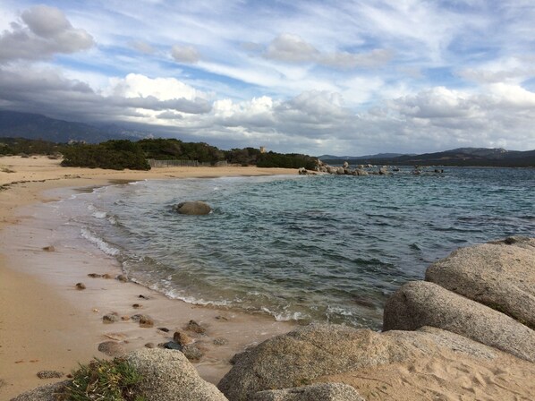 Nær stranden og solsenger