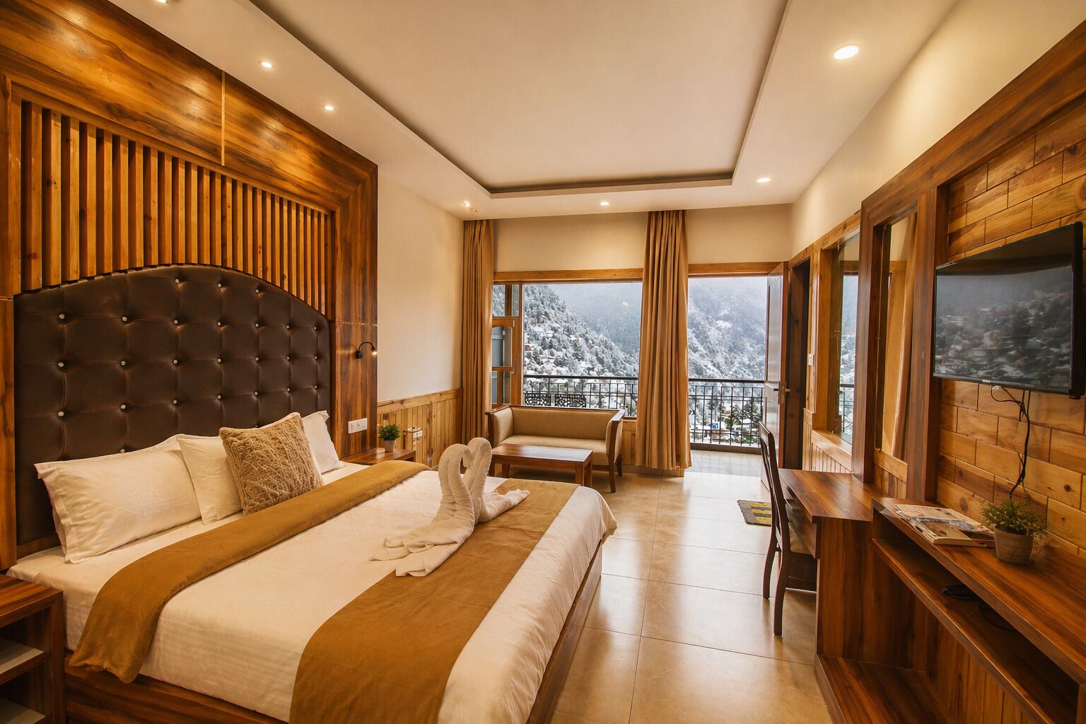 Dalai Luxury Suite | Desk, bed sheets