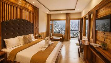 Dalai Luxury Suite | Desk, bed sheets