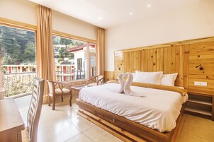 Dalai Luxury Suite | Desk, bed sheets