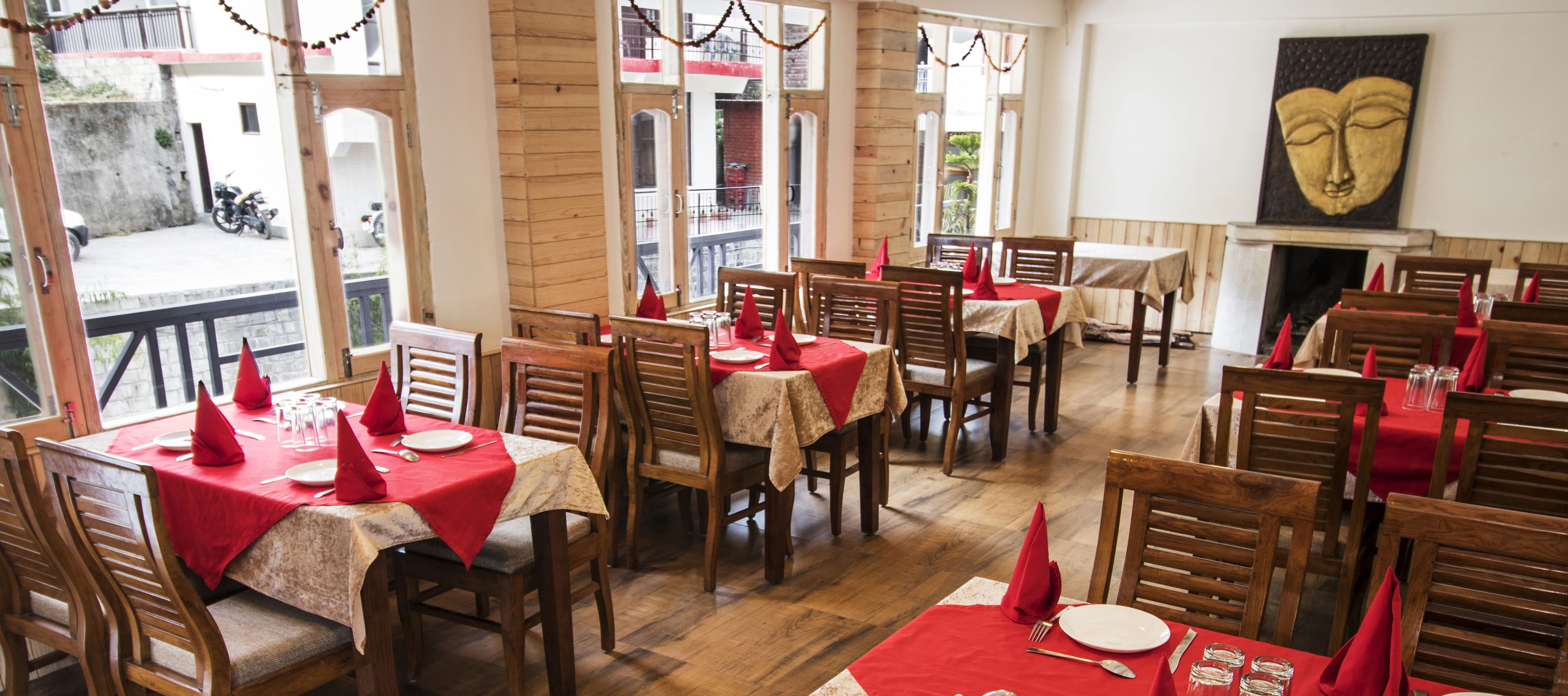 Desayuno continental diario (INR 200 por persona)