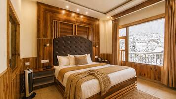Dalai Luxury Suite | Desk, bed sheets