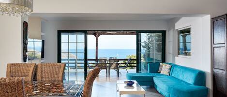 Fernseher, Kamin, Stereoanlage