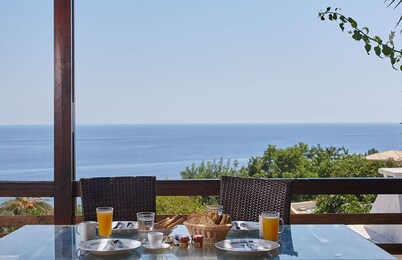 Luxurious Villa in Apostolata 5★ resort, 3BR, sea views, free parking!