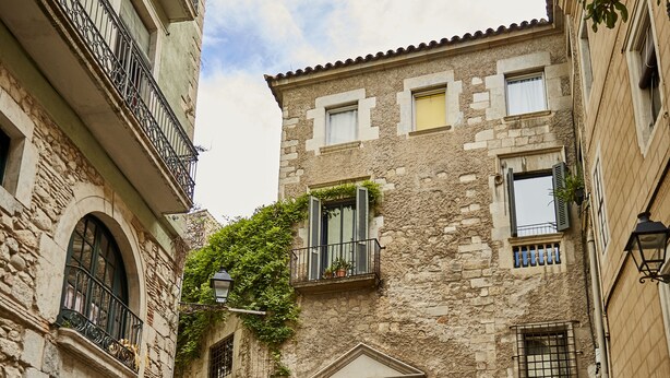 A stone building with a central entrance, a staircase leading up to it, and a statue in front. - Amazing duplex near the cathedral in the heart to Girona (Gerona)