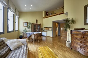 Téléviseur, foyer, livres