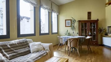 Una televisión, una chimenea, libros