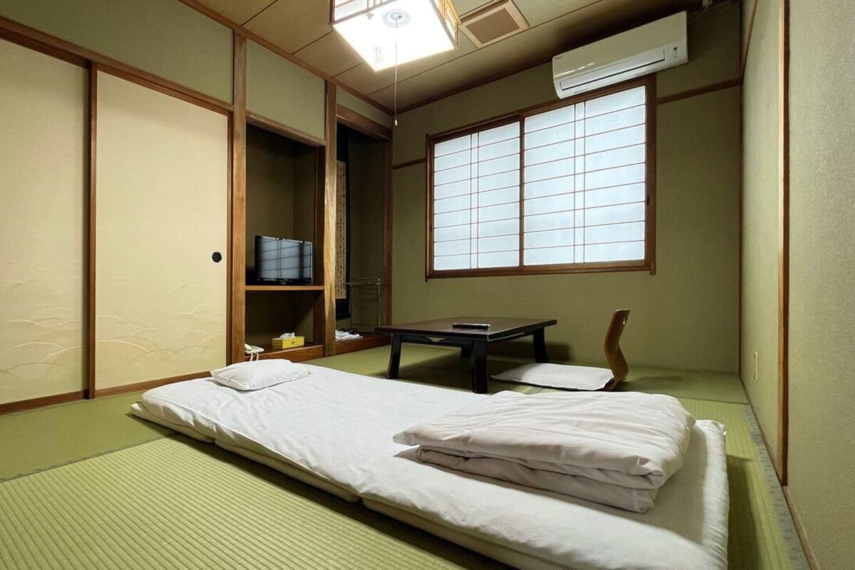 WiFi (free), bed sheets