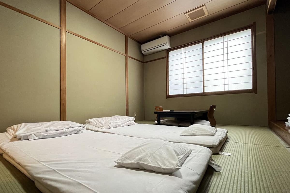 WiFi (free), bed sheets