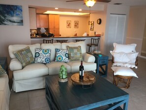 Una Smart TV, videojuegos, un reproductor de DVD, libros