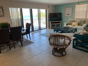 Una Smart TV, videojuegos, un reproductor de DVD, libros