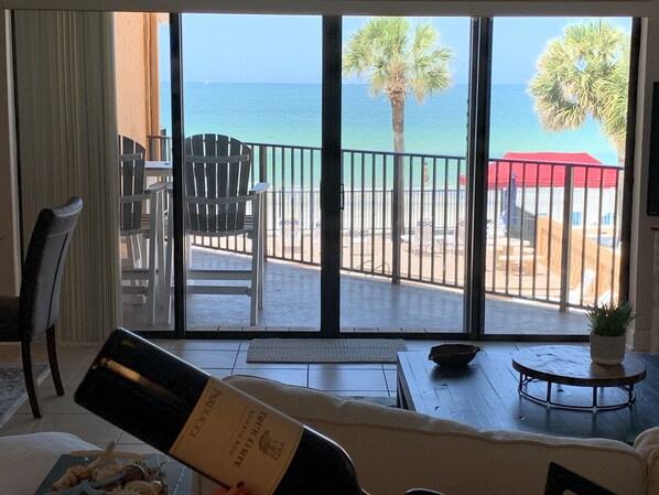 Una Smart TV, videojuegos, un reproductor de DVD, libros