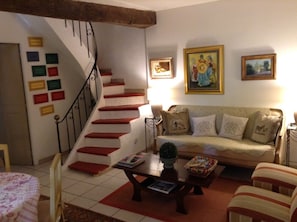 Télévision, lecteur de DVD, table de tennis de table, livres