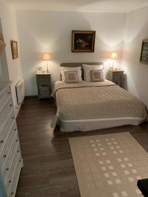 4 bedrooms, desk, iron/ironing board, WiFi