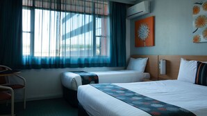 Cortinas blackout, tabla de planchar con plancha y wifi gratis 