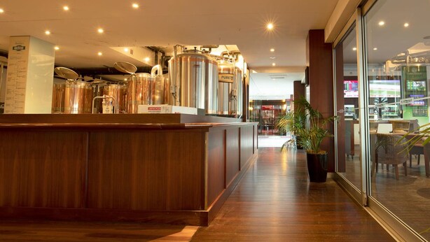 2 bares o lounges 