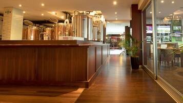 2 bars/lounges