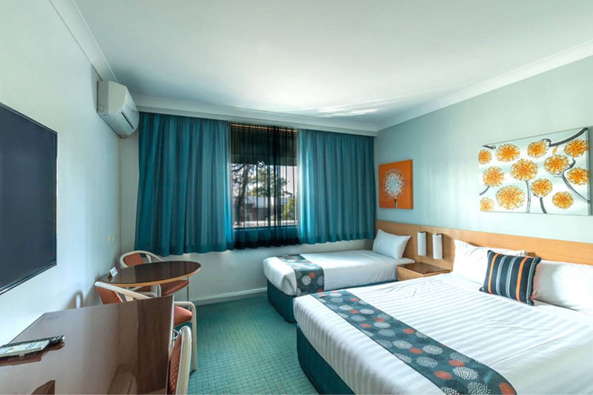 Quarto triplo | Cortinas blackout, ferros/tábuas de passar roupa, Wi-Fi de cortesia