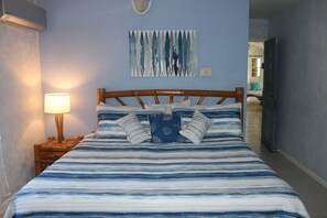 5 bedrooms, in-room safe, iron/ironing board, travel crib - Baywatch - seaside villa, modern, spectacular location & garden, pool, cook (Runaway Bay)