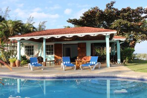 Outdoor pool - Baywatch - seaside villa, modern, spectacular location & garden, pool, cook (Runaway Bay)