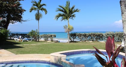Baywatch - seaside villa, modern, spectacular location & garden, pool, cook