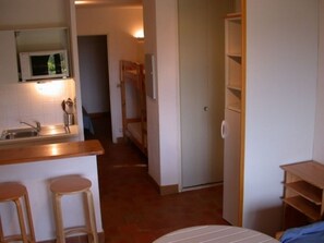Interior - Apartments: 2 cabin rooms on the ground floor for 2/6 people (Le Lavandou)