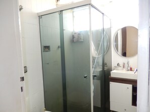 Shower, bidet, towels, toilet paper