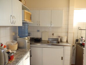 Mikrowelle, Ofen, Herdplatte, Wasserkocher mit Kaffee-/Teezubehör