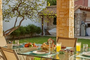 Outdoor dining - Traditional 2BR Villa★Private Pool★Walk Everywhere! (Poros cephalonia)