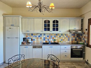 ثلاجة، فرن، موقد طهي مسطح، غسالة أطباق