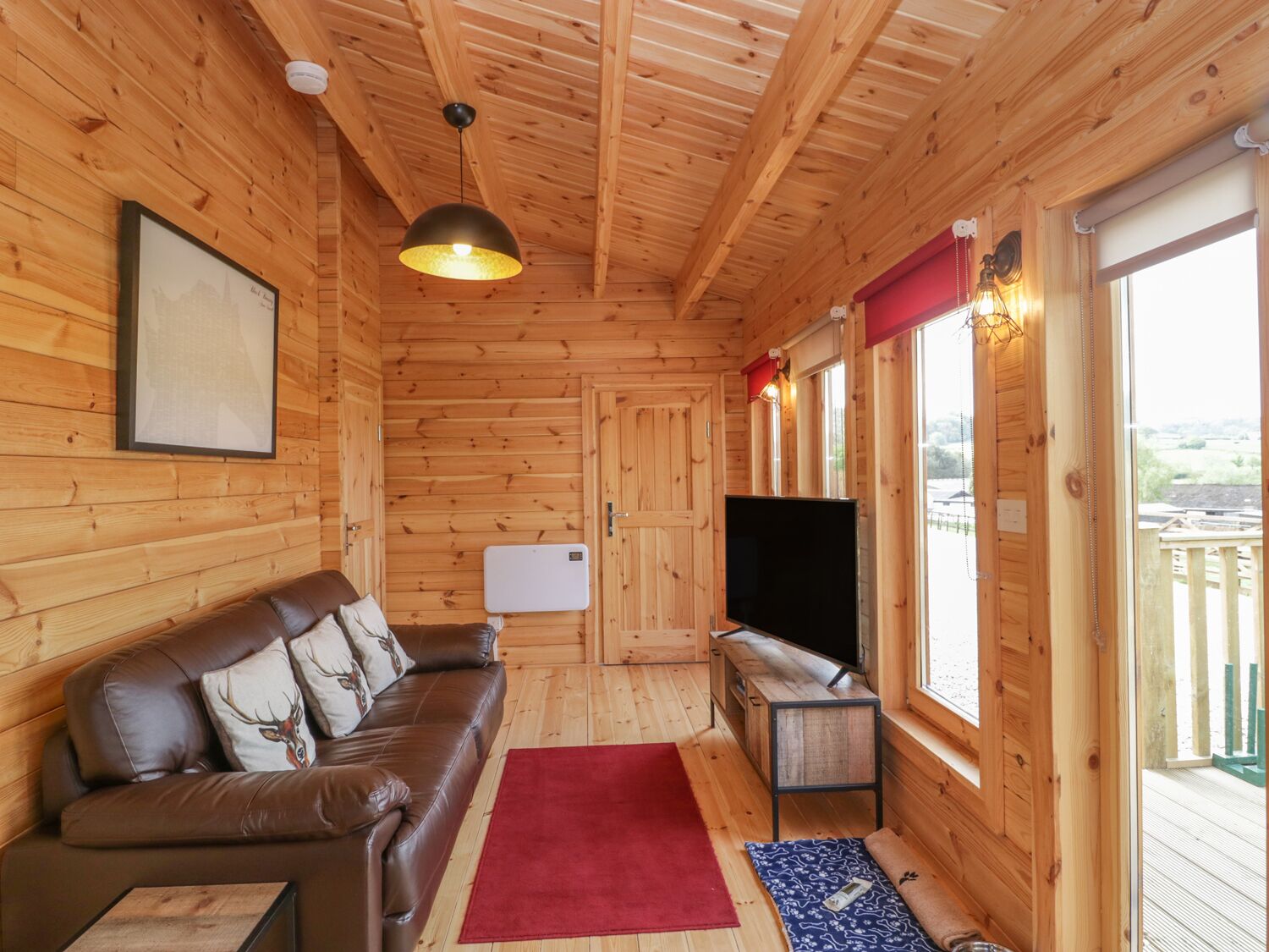 SUNNYSIDE LODGE, pet friendly, with a garden in Crewkerne