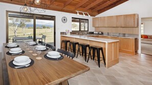 Private kitchen - Peak View House (East Jindabyne)
